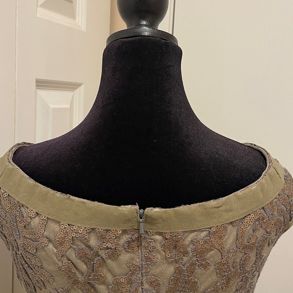 TADASHI SHOJI Elegant Gold Floral Gown - Picture 9 of 13